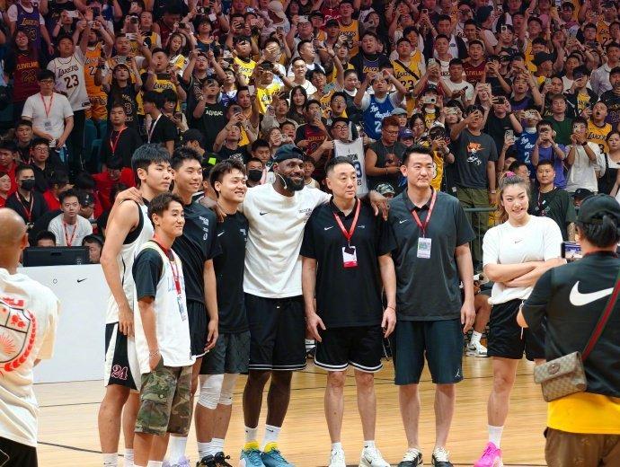 开云注册入口-詹姆斯中国行成都站，韦世豪也加入了合影队伍