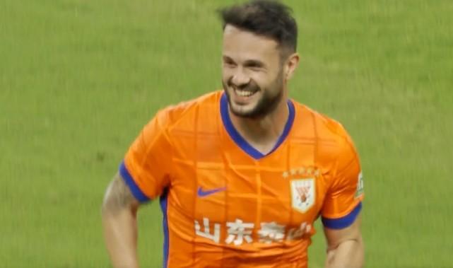 强！卡扎连续7场破门，赛季第四次戴帽，22球领跑射手榜